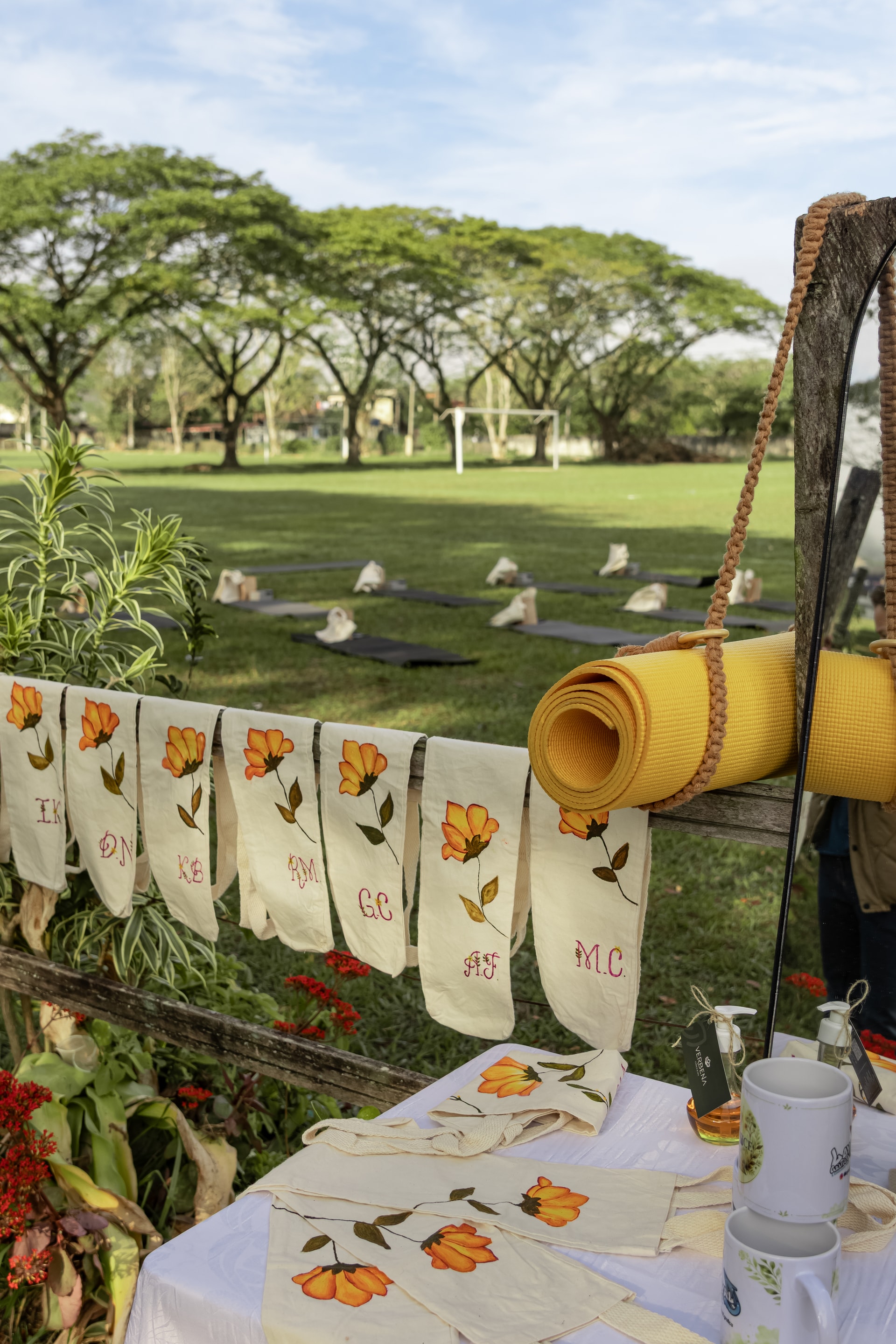 Tapete de yoga amarelo e peças artesanais junto ao campo