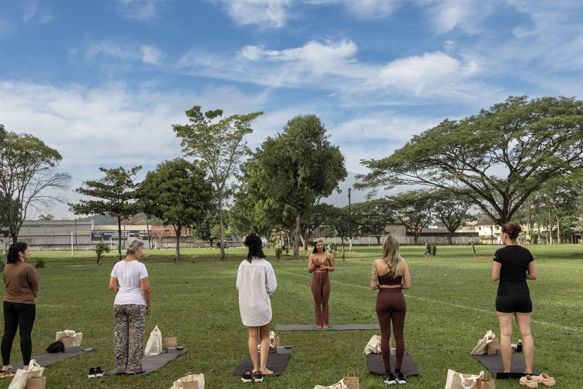 Grupo reunido para uma prática ao ar livre no Campo Colonial