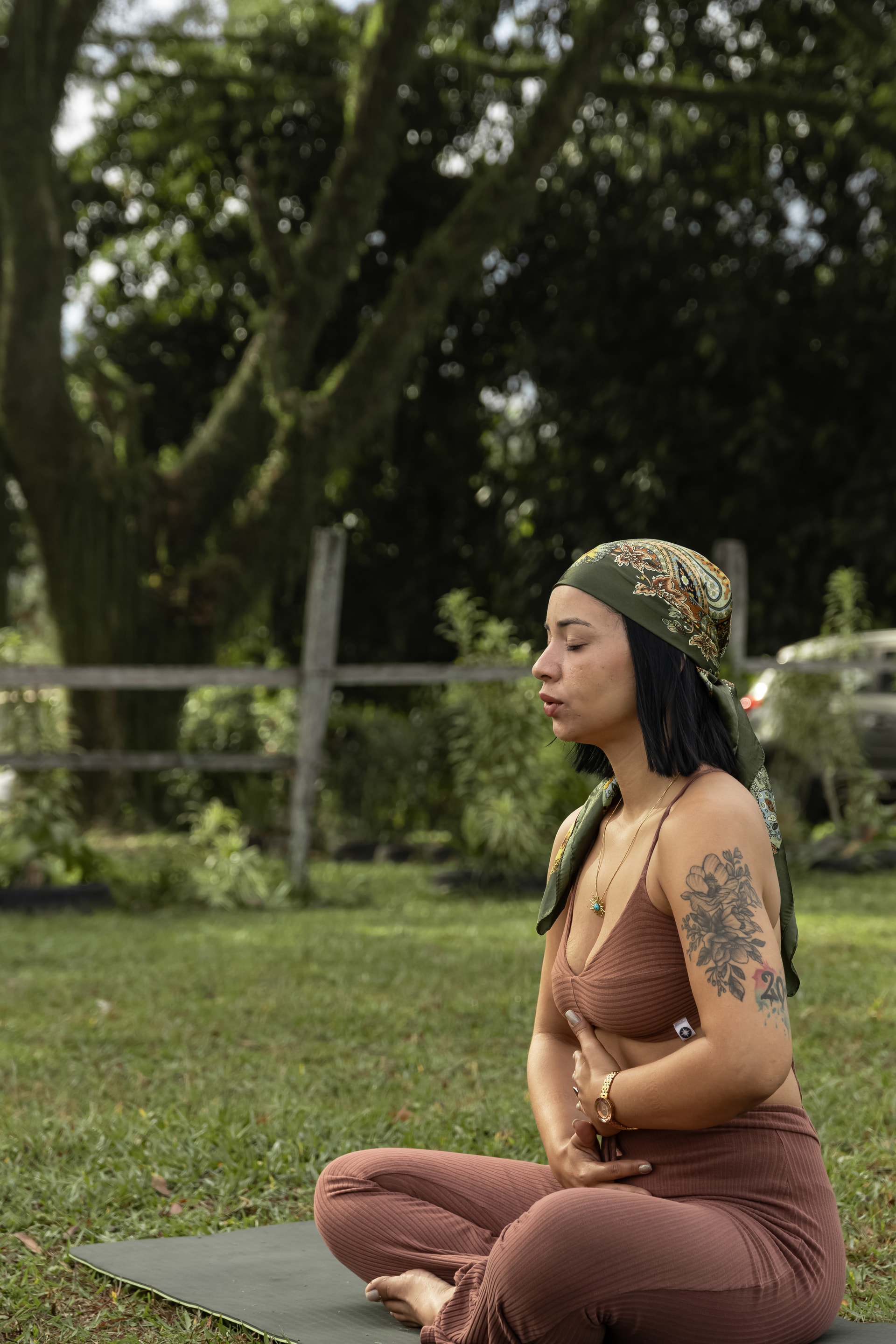 Mulher sentada sobre um tapete durante uma prática de respiração