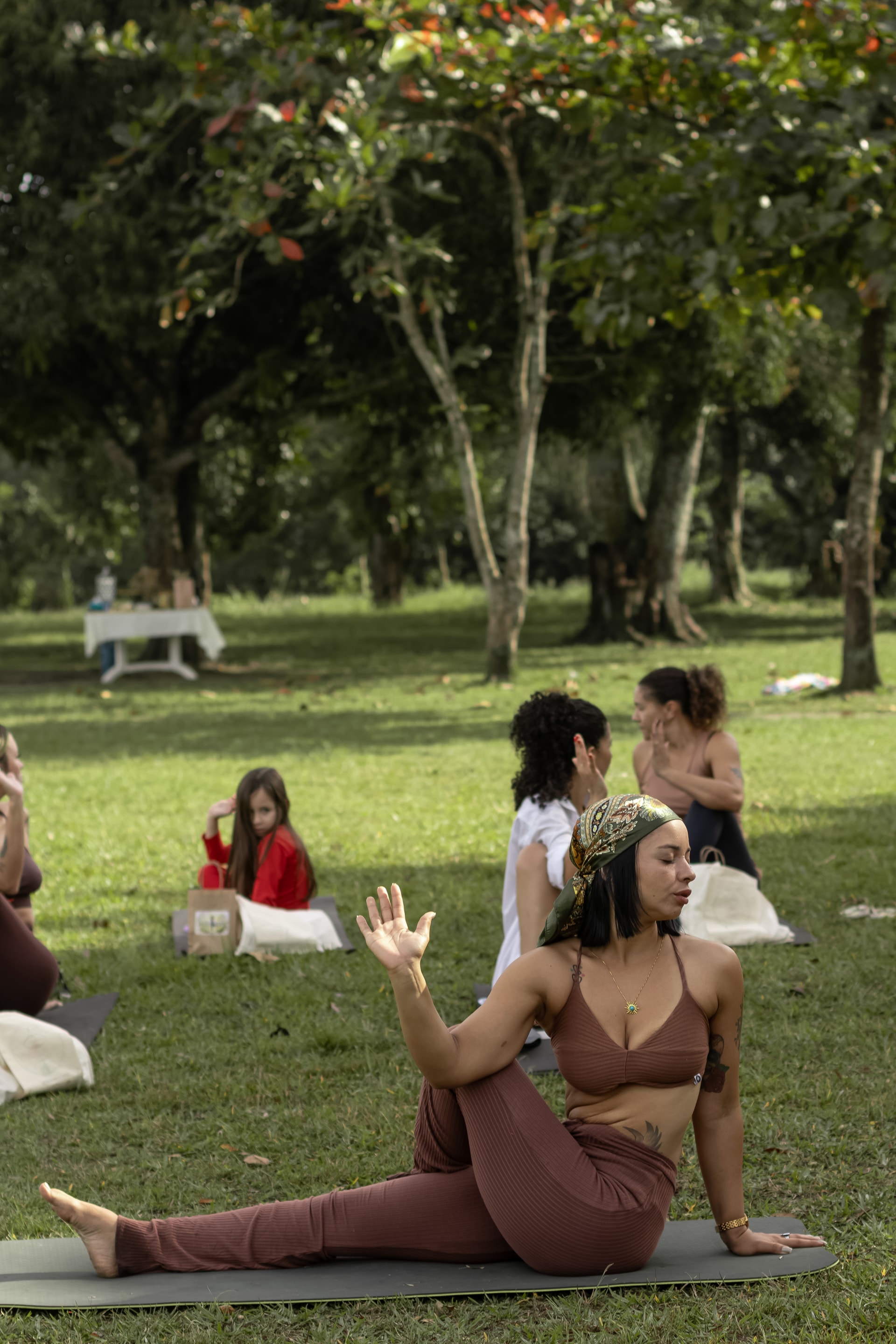 Mulher realiza uma postura sentada de torção sobre um tapete