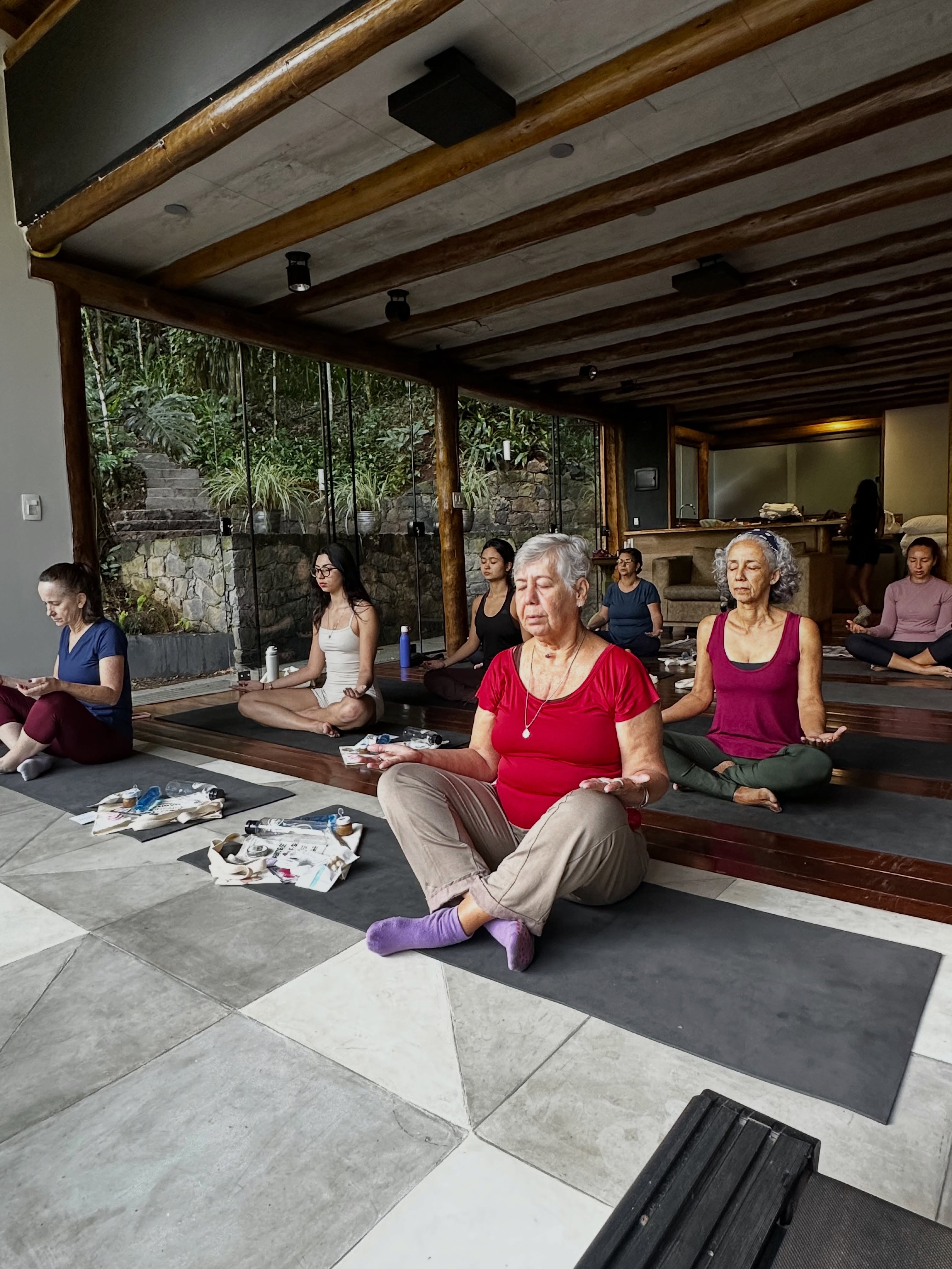 Grupo sentado em meditação no salão da primeira edição na Tekoá