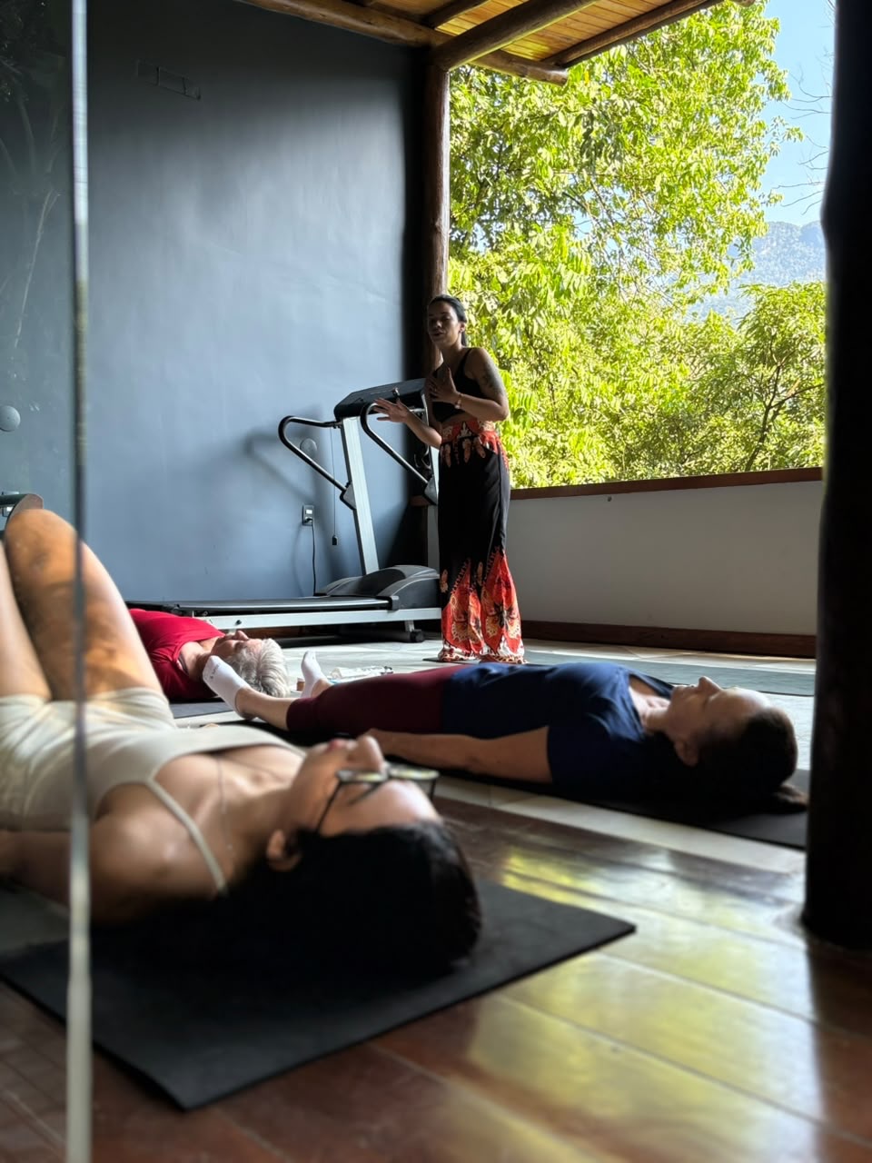 Momento de relaxamento coletivo ao final da prática na Tekoá